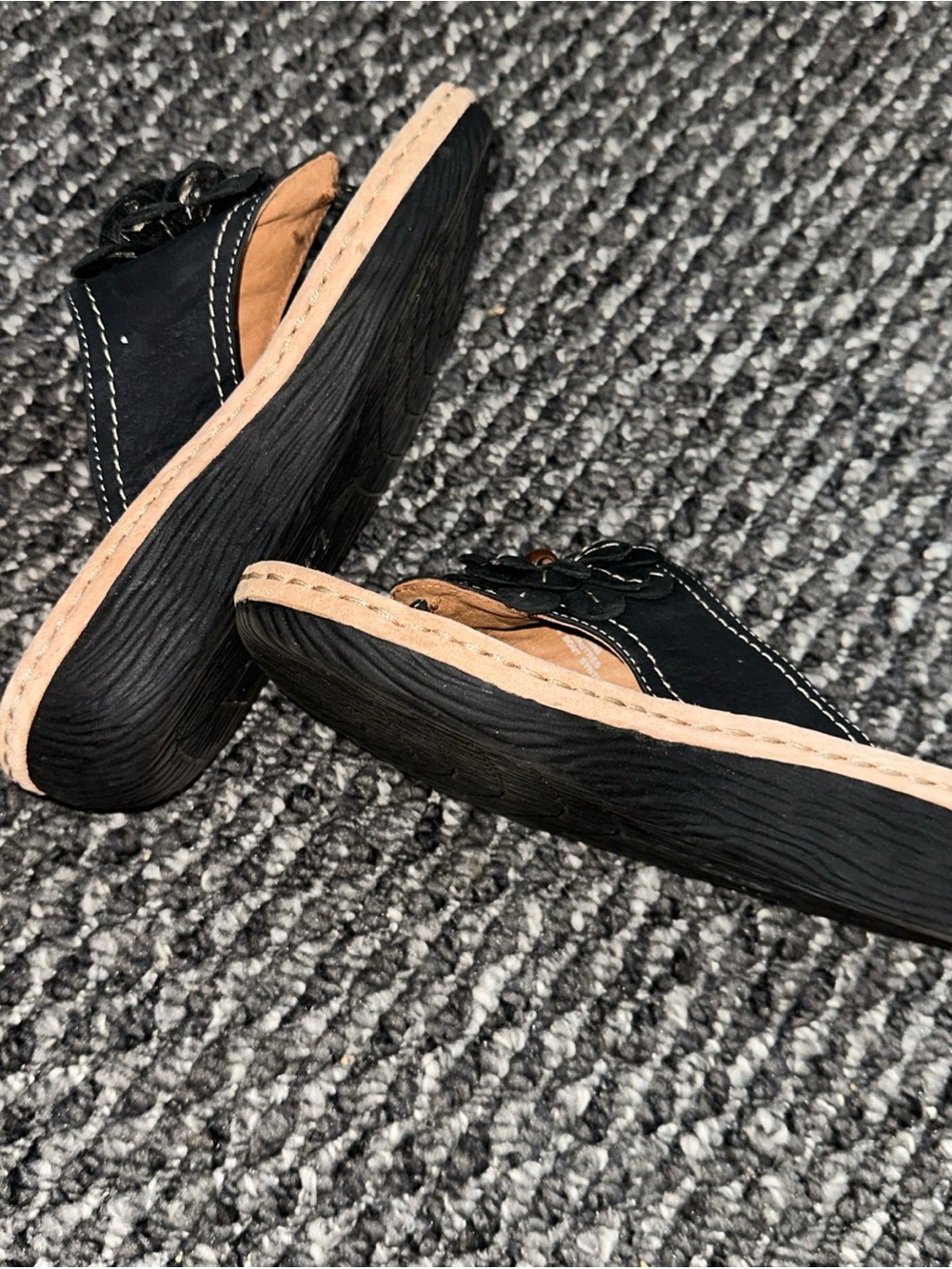 Clarks Black Floral Leather Toe-Ring Sandals - Picture 5 of 5